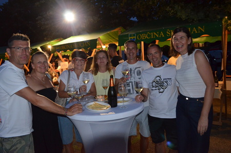 Večer vina, penine in glasbe